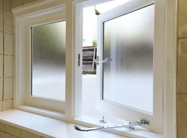 Jendela UPVC Kamar Mandi di Bali